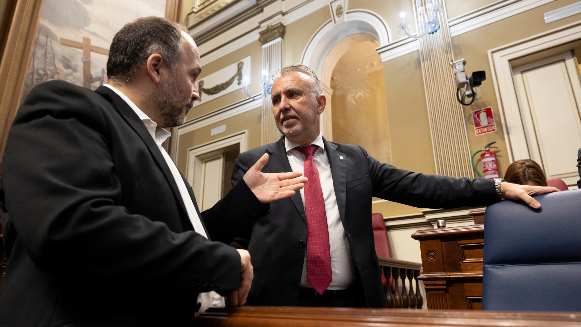 A la izquierda, el consejero de Transición Ecológica, José Antonio Valbuena, y a la derecha, el presidente del Gobierno de Canarias, Ángel Víctor Torres antes del comienzo de un pleno. / Miguel Barreto (EFE)