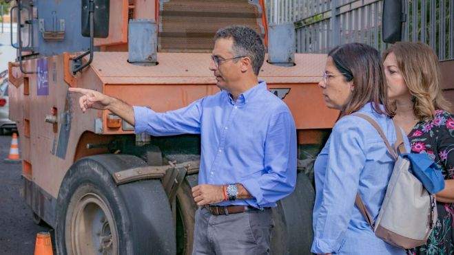 Carlos Tarife supervisando unas obras. / AH Carlos Tarife supervisando unas obras. / AH