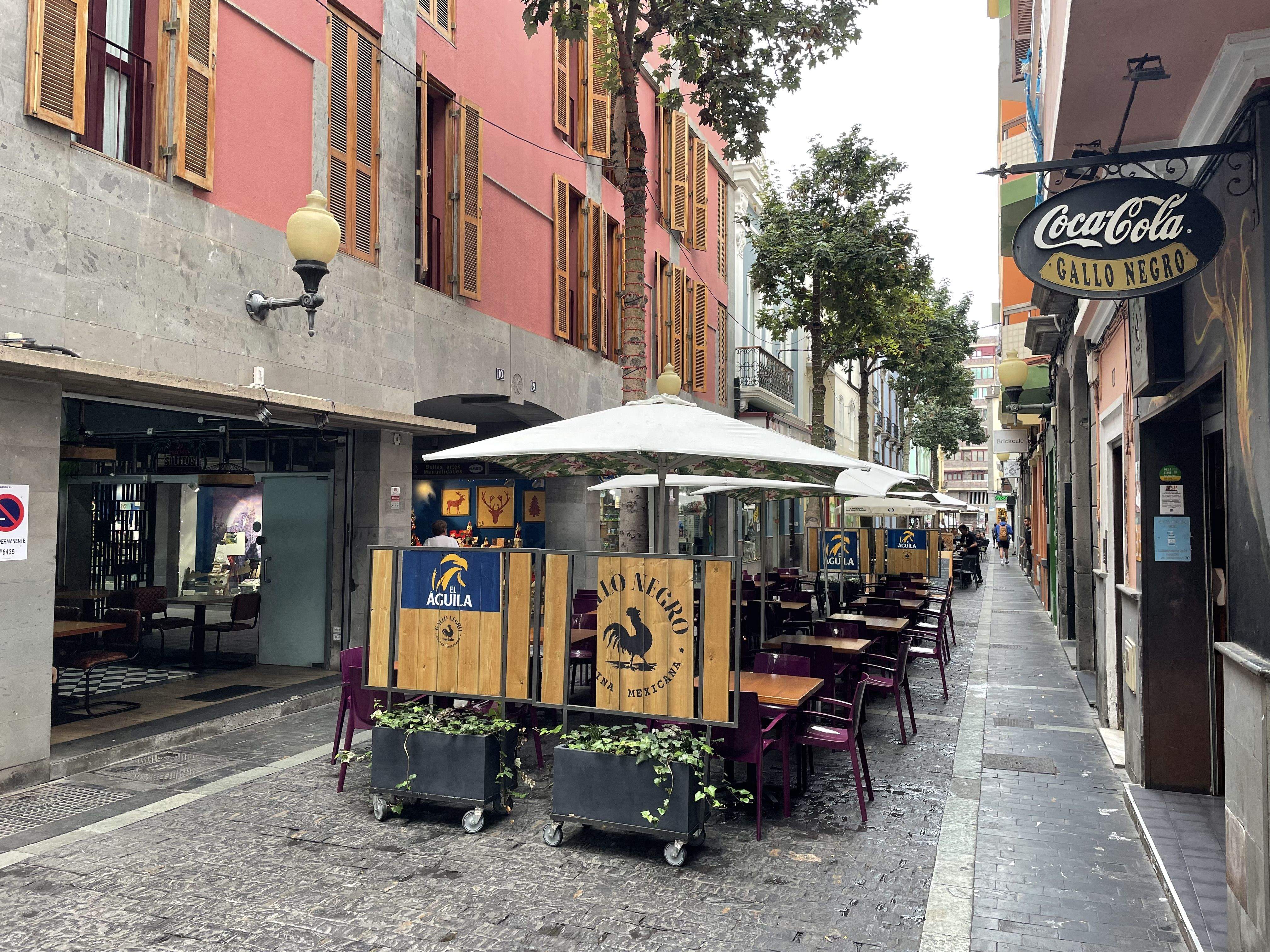 Imagen de un grupo de terrazas situadas en el barrio de Triana. / AH