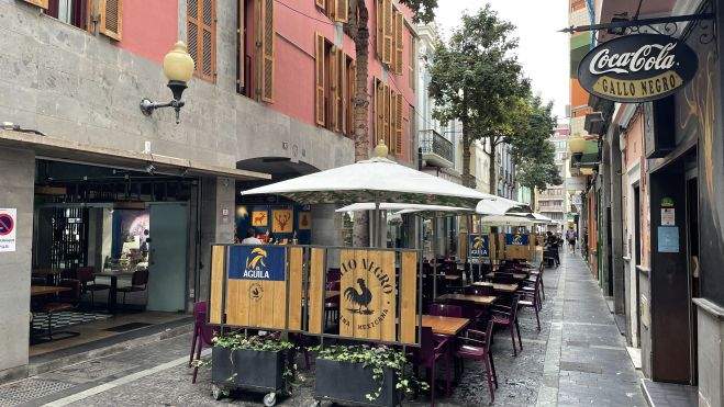 Imagen de un grupo de terrazas situadas en el barrio de Triana. / AH Imagen de un grupo de terrazas situadas en el barrio de Triana. / AH