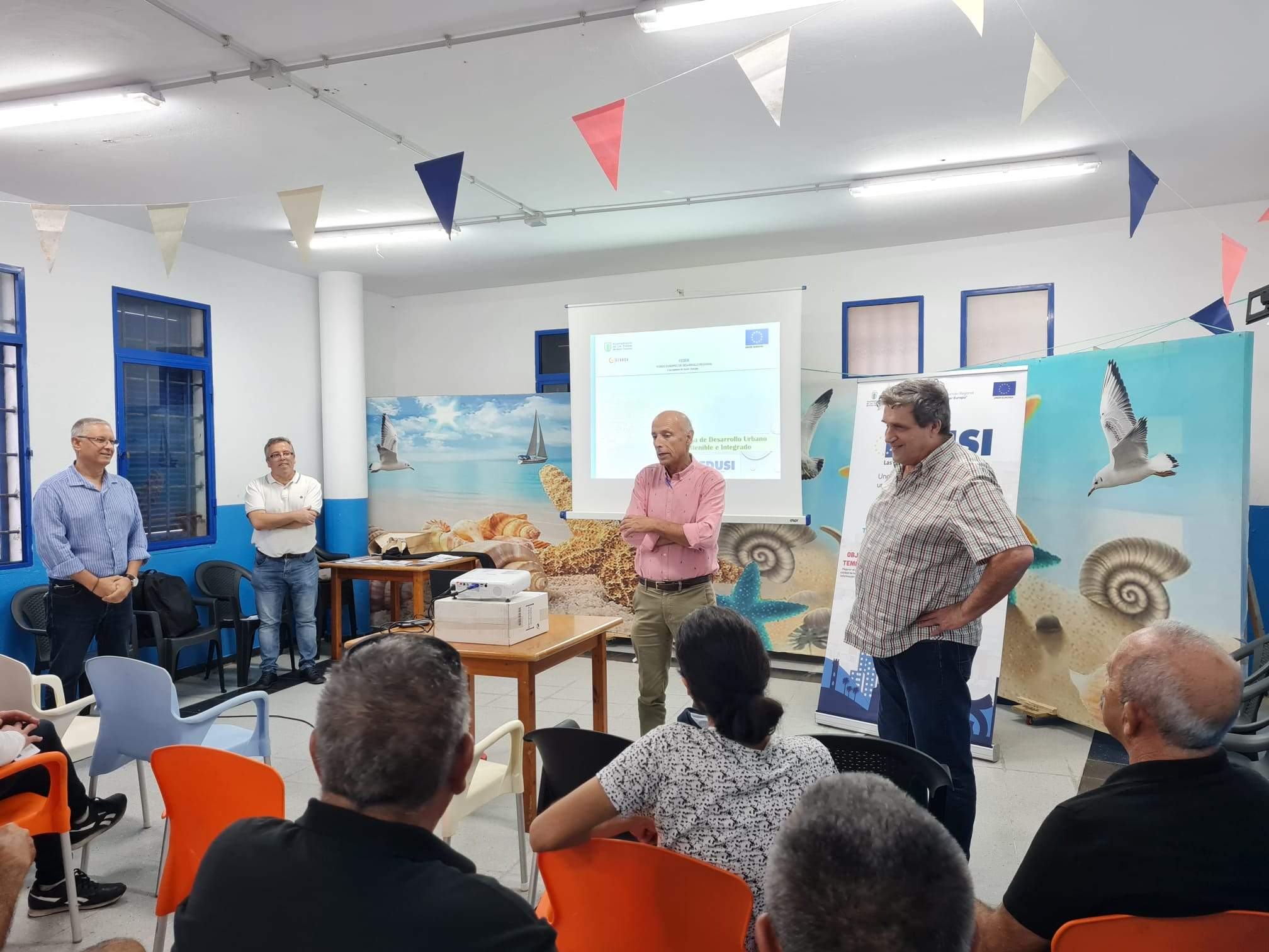 Un momento del encuentro entre los concejales Prisco Navarro y Javier Doreste y los vecinos de San Cristóbal. / AH