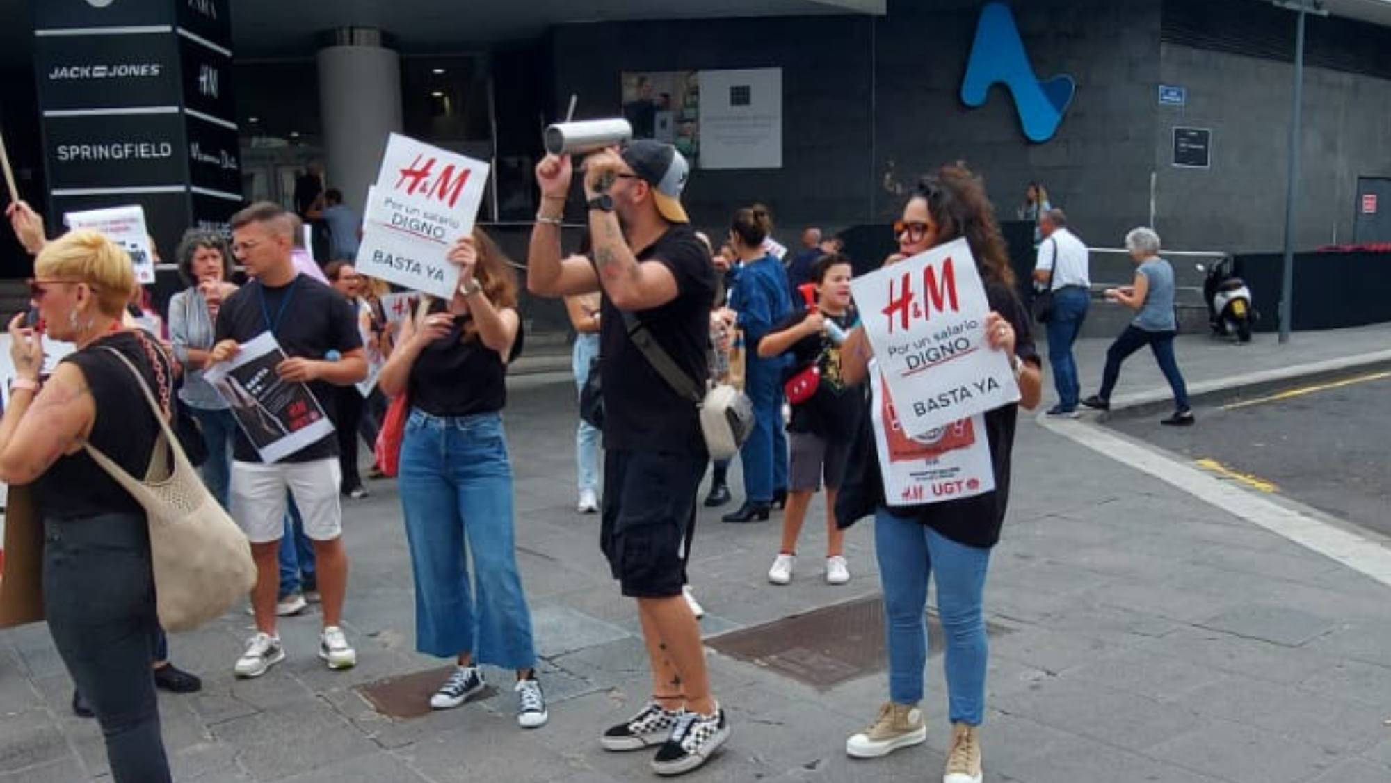 Movilización de los trabajadores de H&M por fuera del Centro Comercial Meridiano. / Cedida