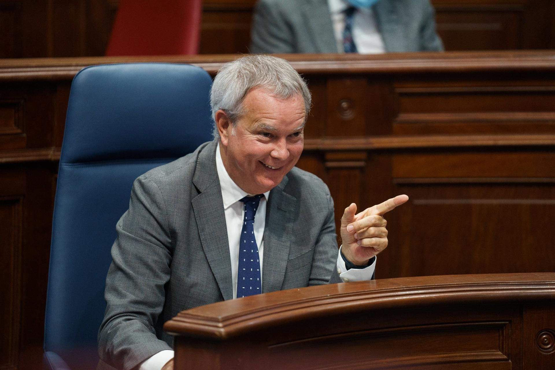 El consejero de Obras Públicas, Transportes y Vivienda del Gobierno de Canarias, Sebastián Franquis, durante el pleno del Parlamento de Canarias que se celebra este martes. EFE/Ramón de la Rocha