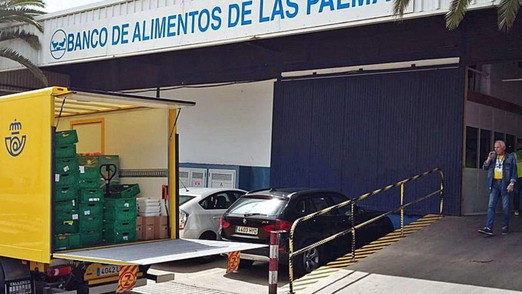 Un camión de Correos en el Banco de Alimentos de Las Palmas. / Archivo