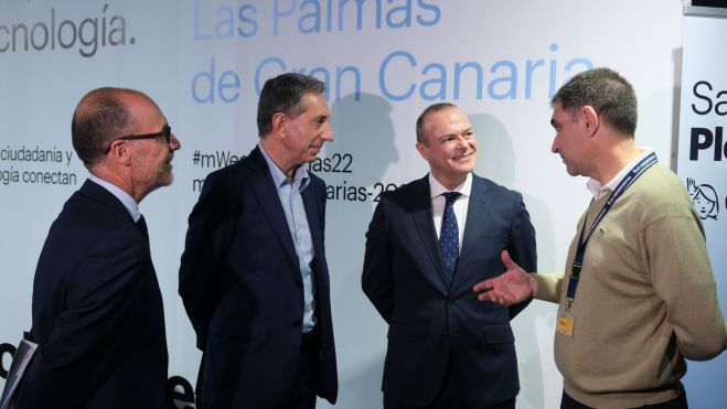 El alcalde, Augusto Hidalgo, el director general de Telecomunicaciones del Gobierno de Canarias, Víctor Manuel Melián Santana, el consejero delegado de la Fundación Mobile World Capital Barcelona, Francesc Fajula y el director del Museo Elder de la Ciencia y la Tecnología, José Gilberto Moreno. /Ayuntamiento de Las Palmas de Gran Canaria