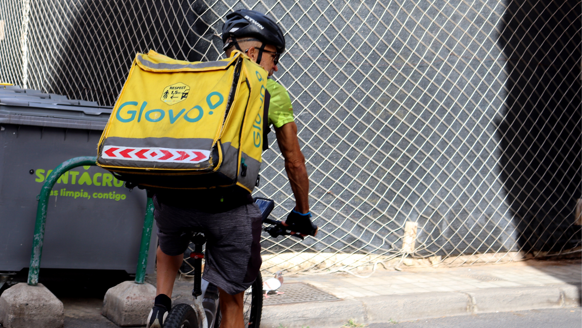 Repartidor en una calle en Santa Cruz de Tenerife. / ATLÁNTICO HOY