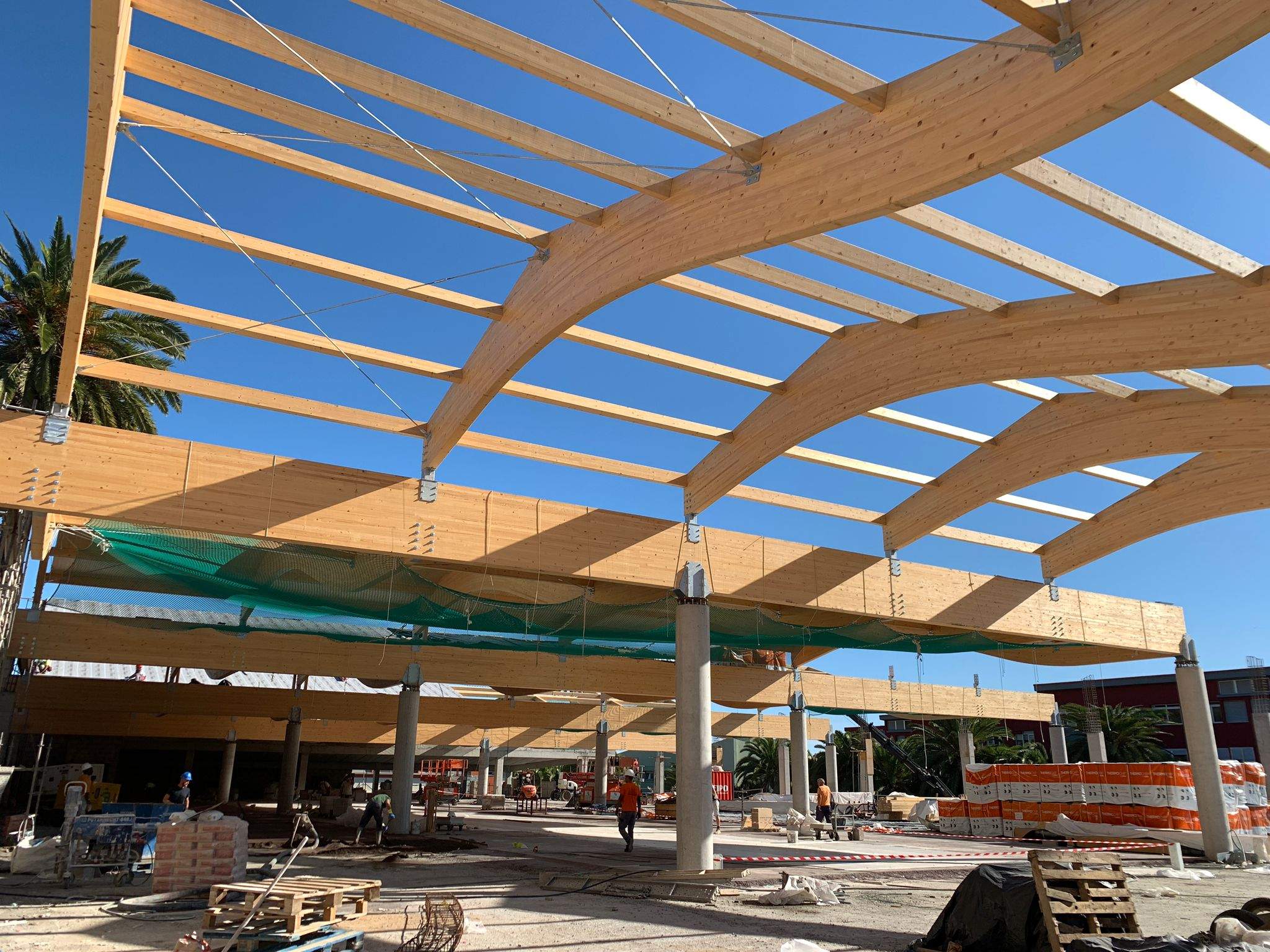 Cubierta del futuro establecimiento HiperDino en Santa Brígida. / HiperDino