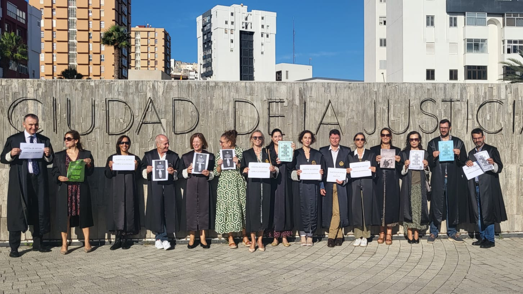 Letrados manifestándose frente al Palacio de la Justicia de Las Palmas de Gran Canaria. / AH