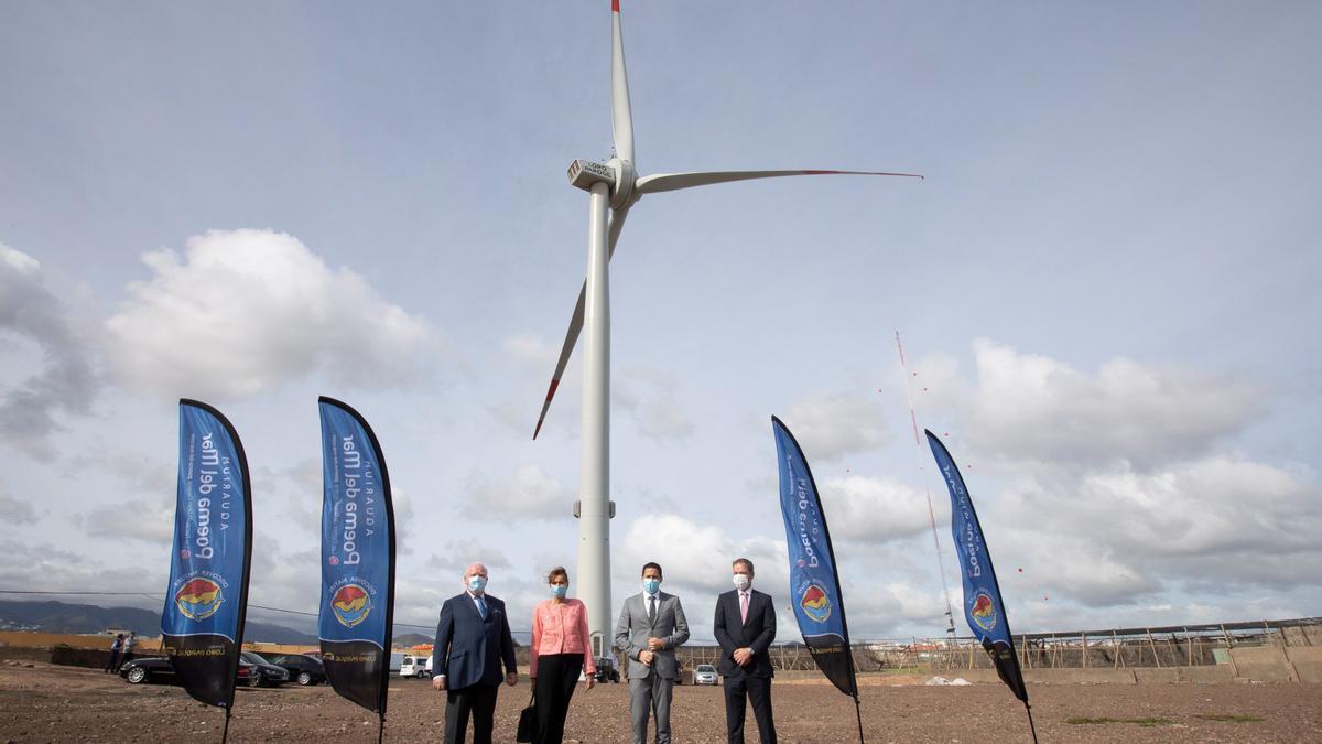 Momento de la inauguración del primer aerogenerador en Telde en 2020.  /Efe