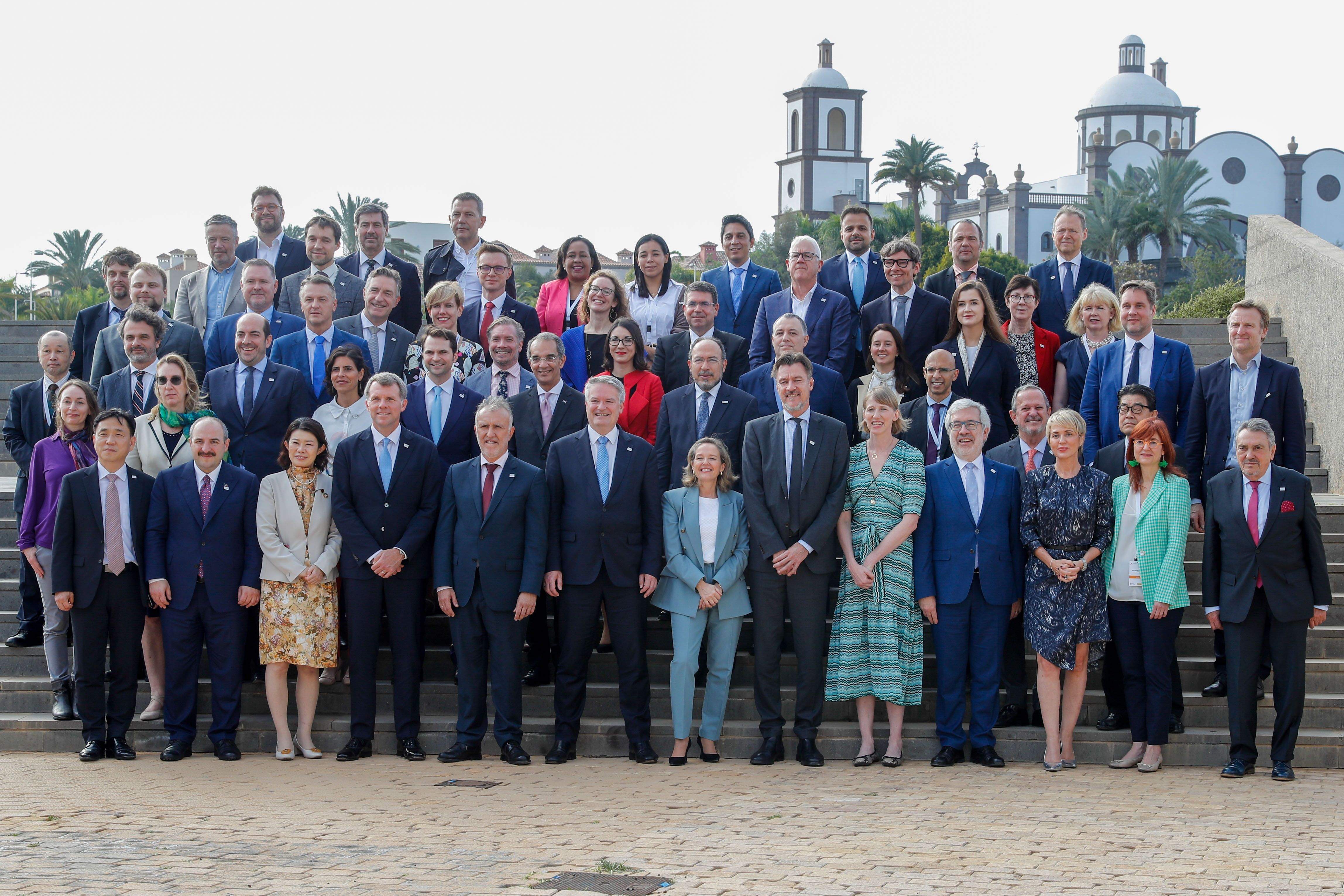 Foto de familia de de la Conferencia Ministerial de Economía Digital de la OCDE que se celebra en Maspalomas (Gran Canaria). / Elvira Urquijo A. (Efe)