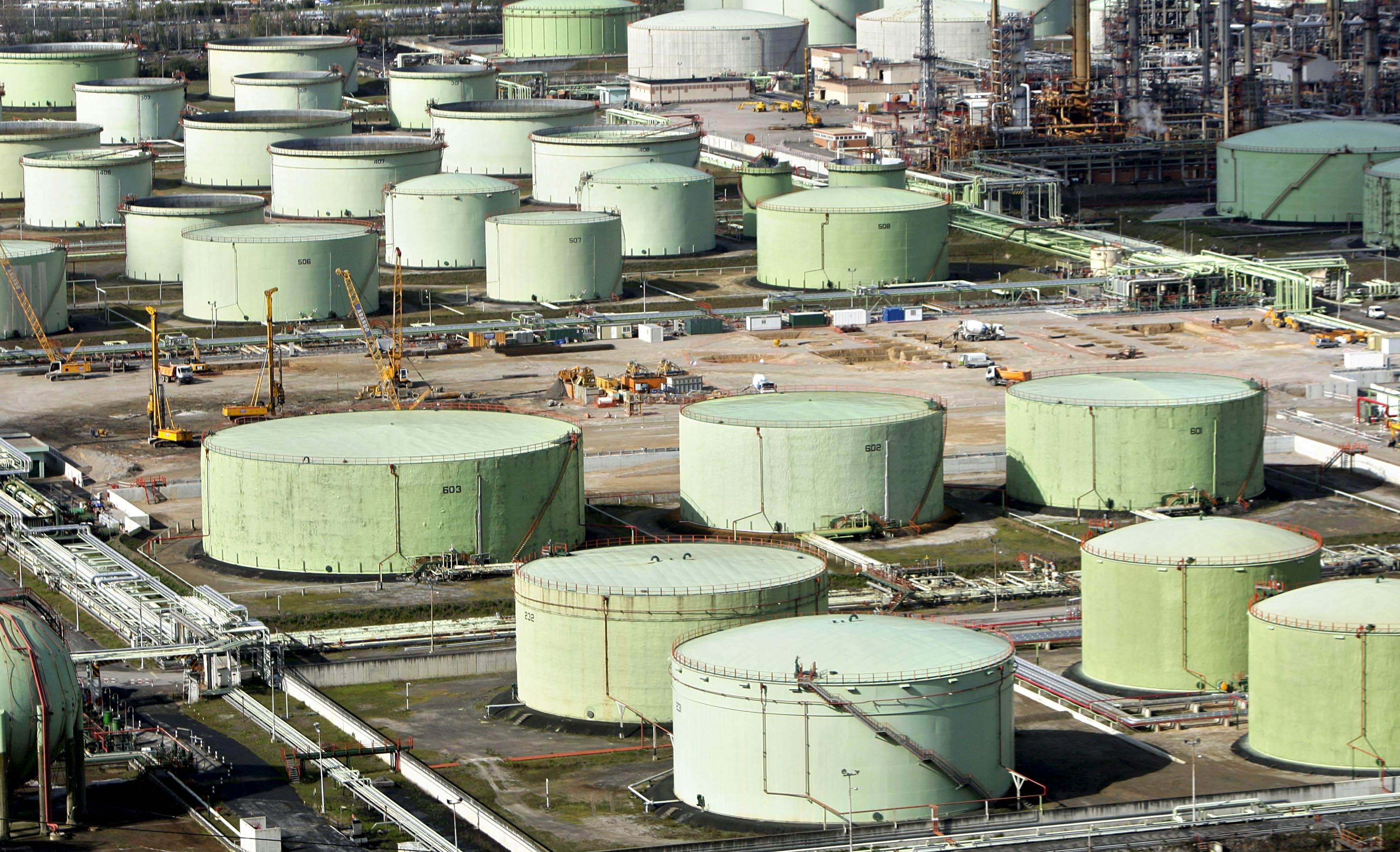 Imagen de tanques de almacenamiento de combustible. / Efe/Alfredo Aldai