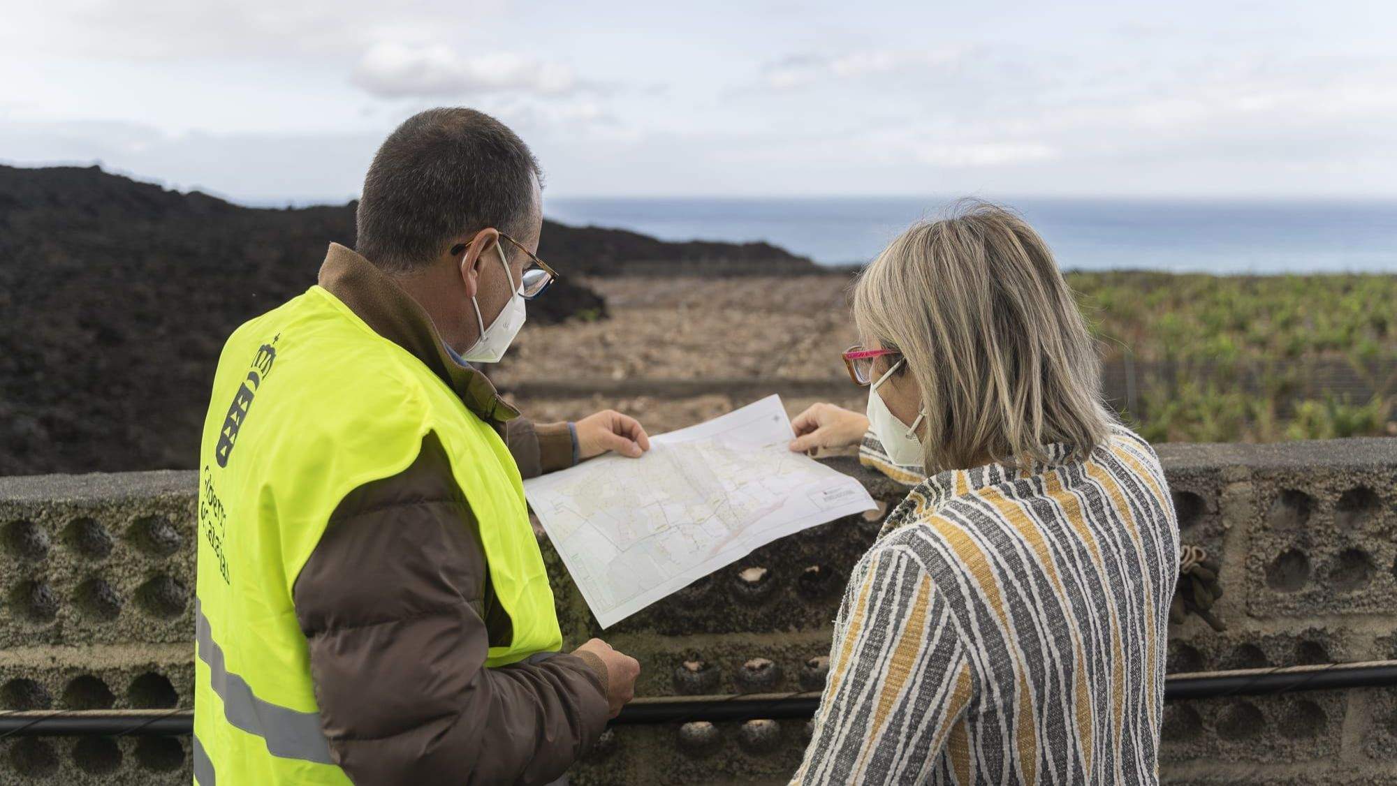 La consejera del Gobierno de Canarias, Alicia Vanoostende, durante una visita a fincas sepultadas del sector platanero por la lava en La Palma. / Cedida