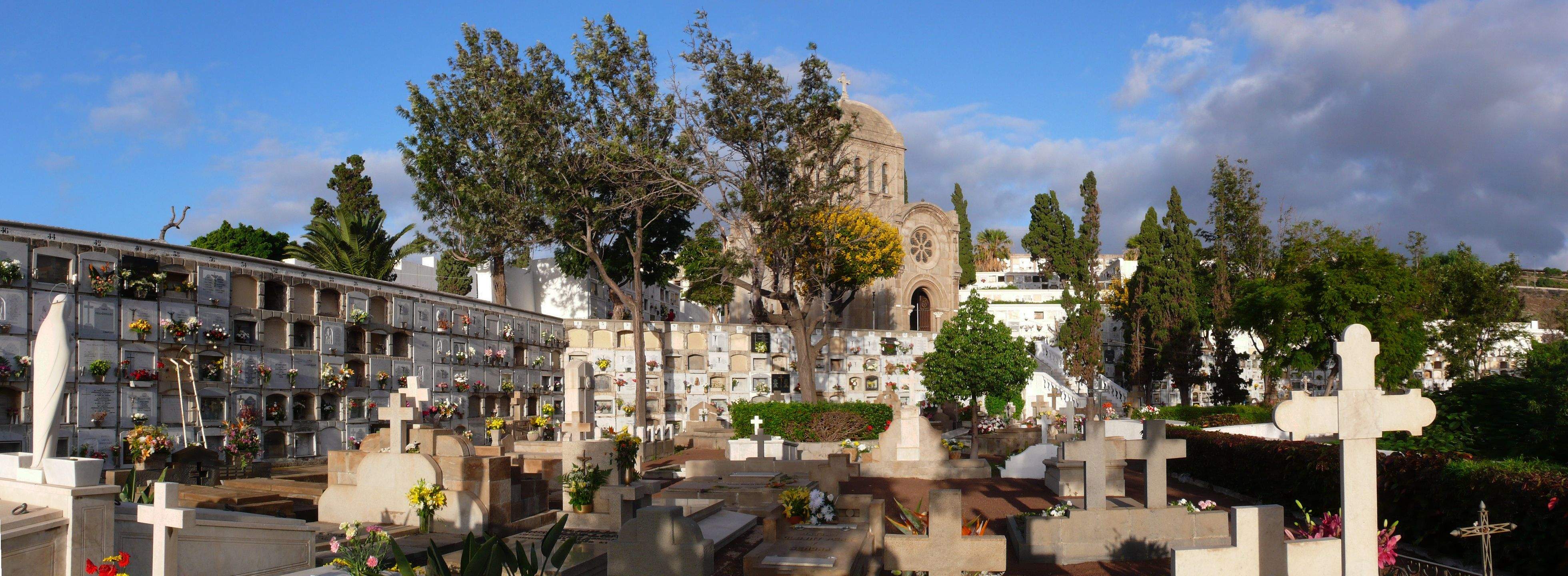 Nichos y mausoleos en el cementerio de Santa Lastenia./ IMAGEN DE LA RED Nichos y mausoleos en el cementerio de Santa Lastenia./ IMAGEN DE LA RED