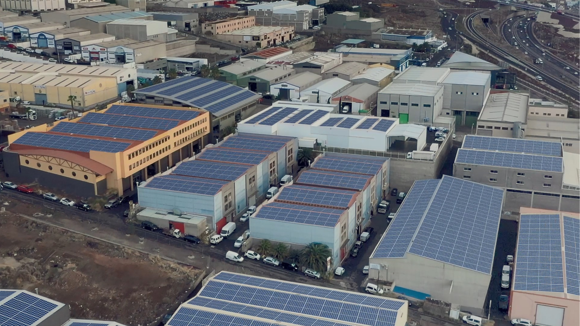 Paneles solares en las cubiertas de los edificios de Comunidad Energética Local El Rosario, uno de los proyectos canarios que ha recibido financiación del Miteco. / Ayuntamiento de El Rosario 