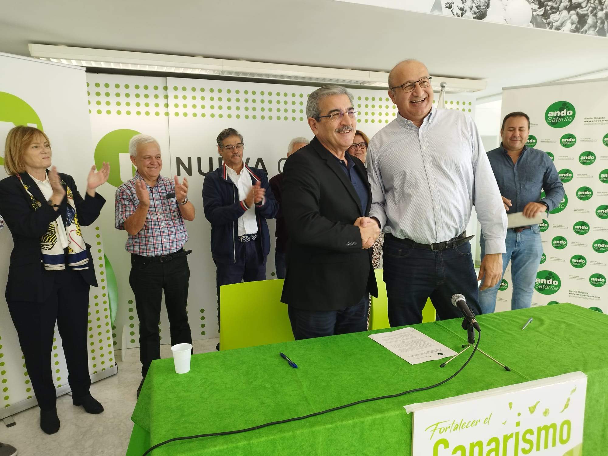 Román Rodríguez (izq.) y José Armengol en la firma del acuerdo entre Nueva Canarias y Ando Sataute. / Nueva Canarias