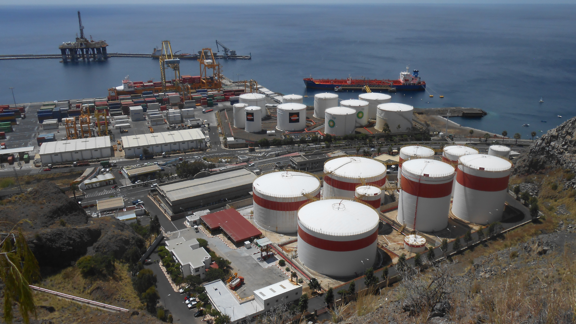 Instalaciones de Petrocan, filial de Cepsa, en el Puerto de Santa Cruz. / Cepsa