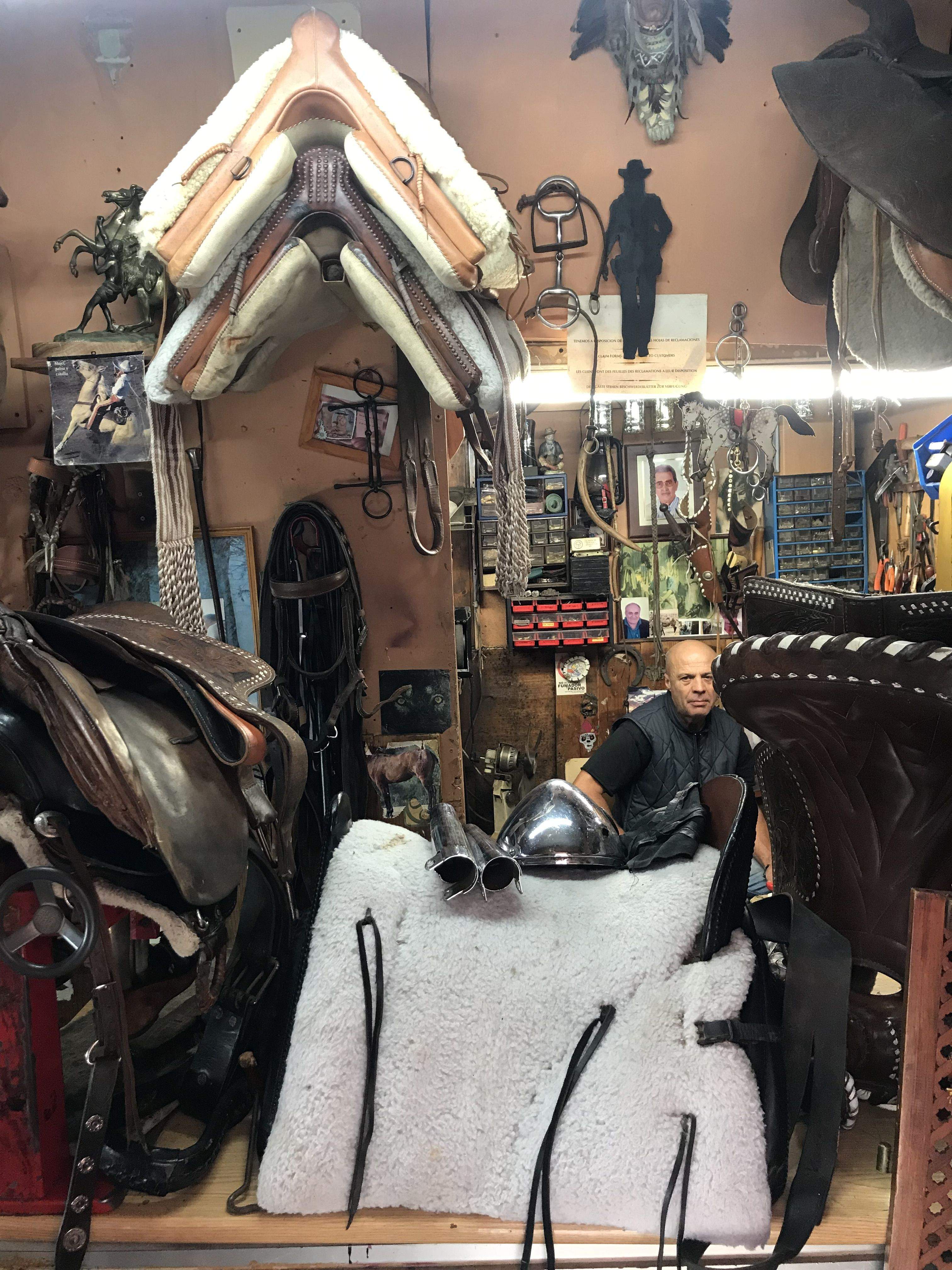 Mario Torres en el interior de su negocio de la calle Cano, junto a Triana. / Santiago Gil