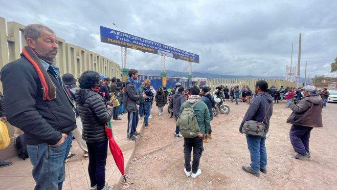 Personas esperando frente al aeropuerto de Cusco, totalmente cerrado. /Cedida