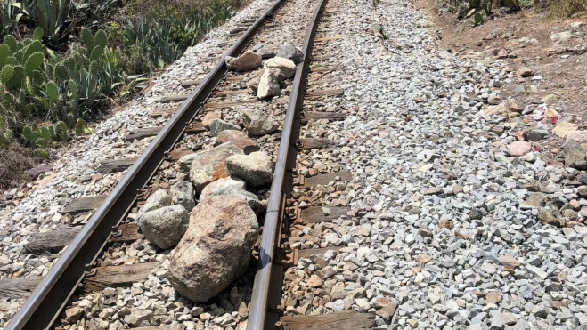 Vías del tren con piedras para evitar su paso. /Cedida