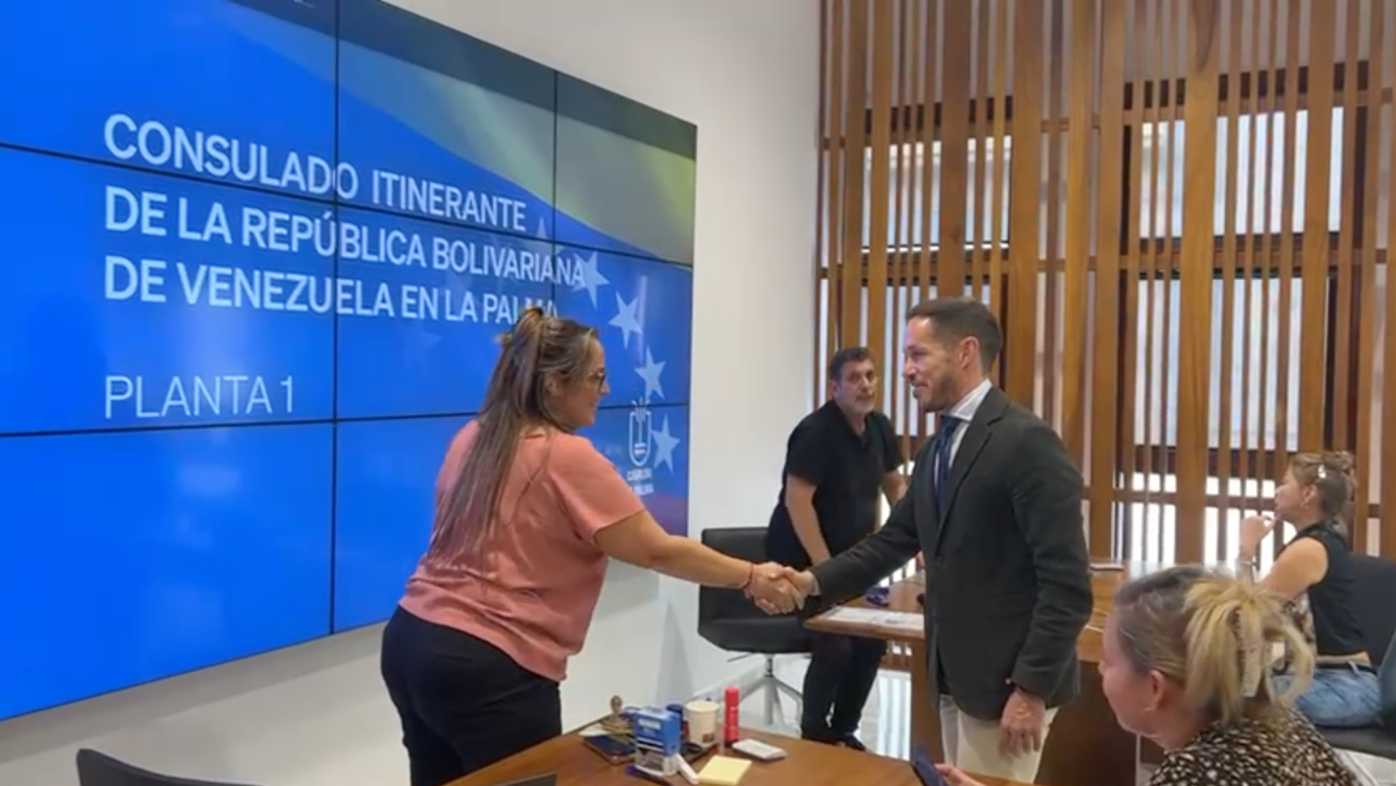 Mariano Hernández Zapata, presidente de La Palma (derecha), visita el Consulado Itinerante de Venezuela./ Cedida