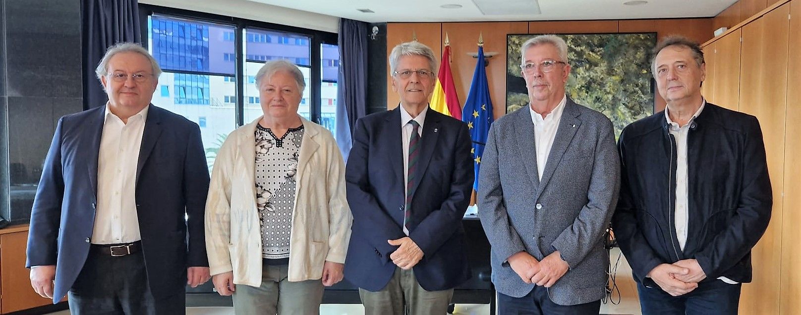 Julio Pérez (centro), consejero de AAPP del Gobierno de Canarias, junto con los directivos de la asociación masónica, Emilio Fresco (segundo derecha), Eva Tobar (segunda izquierda), Carlos Berástegui y Jorge García Prieto (extremos)./ Ceidida