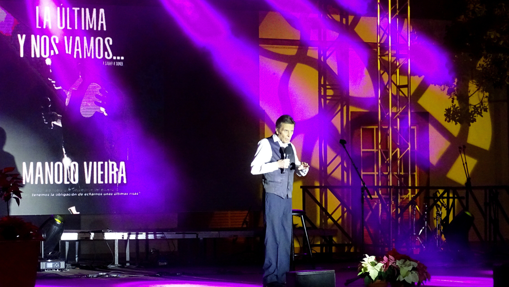 Manolo Vieira, historia de la cultura canaria, en su actuación en Guía. / Ayuntamiento de Guía