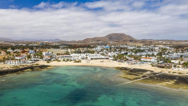 Imagen de Corralejo, en La Oliva. Ese municipio es el que más porcentaje tiene de vivienda turística. / Turismo de Canarias