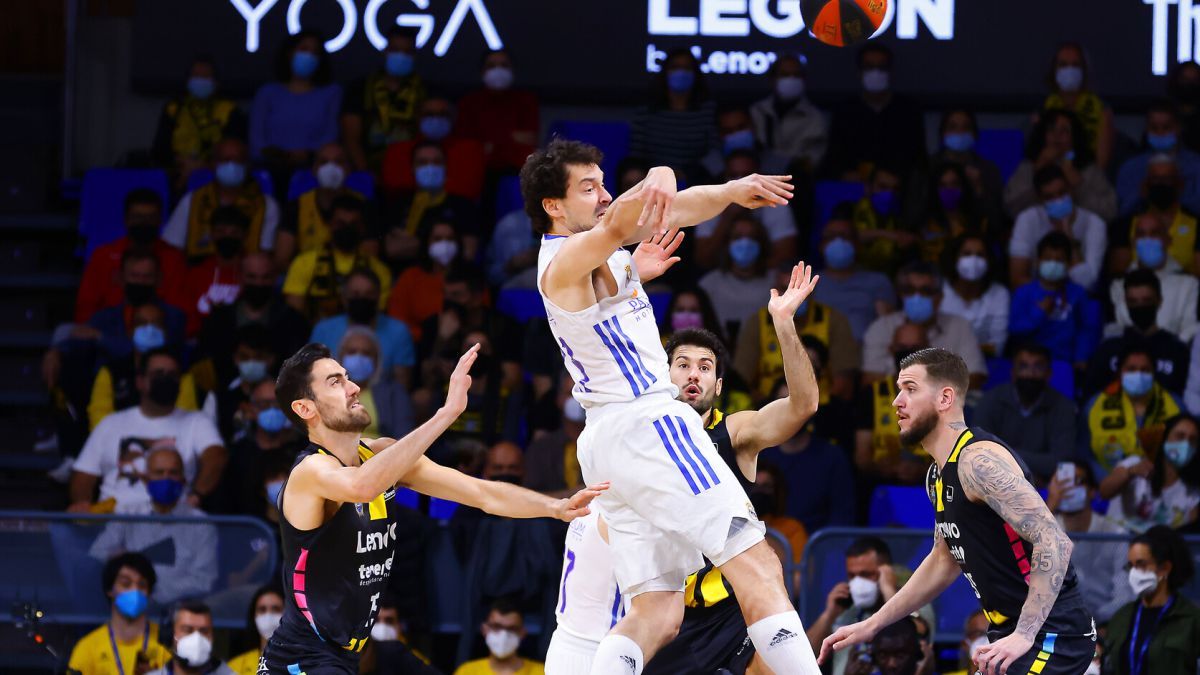 Sergi Llul en la última visita de los blancos a la cancha de los aurinegros./ EFE.