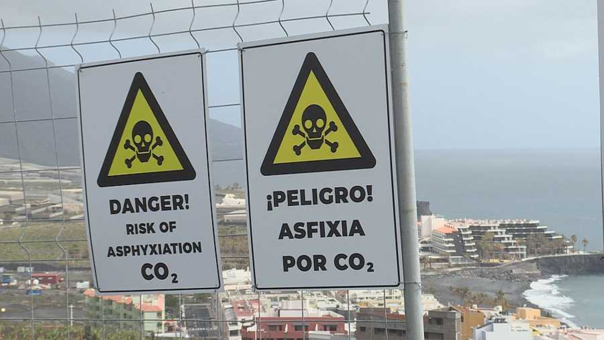 Carteles que alertan de gases cerca de Puerto Naos, en La Palma./ ARCHIVO