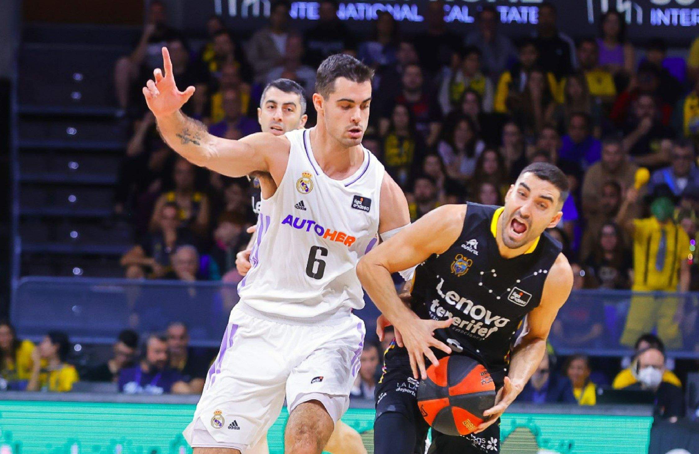 Abalde forcejea con Jaime Fernández en la victoria del Real Madrid ante el CB Canarias en el Santiago Martín./ Twitter CB Canarias