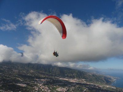 Parapentismo en Tenerife, cerca de Arafo./ Archivo