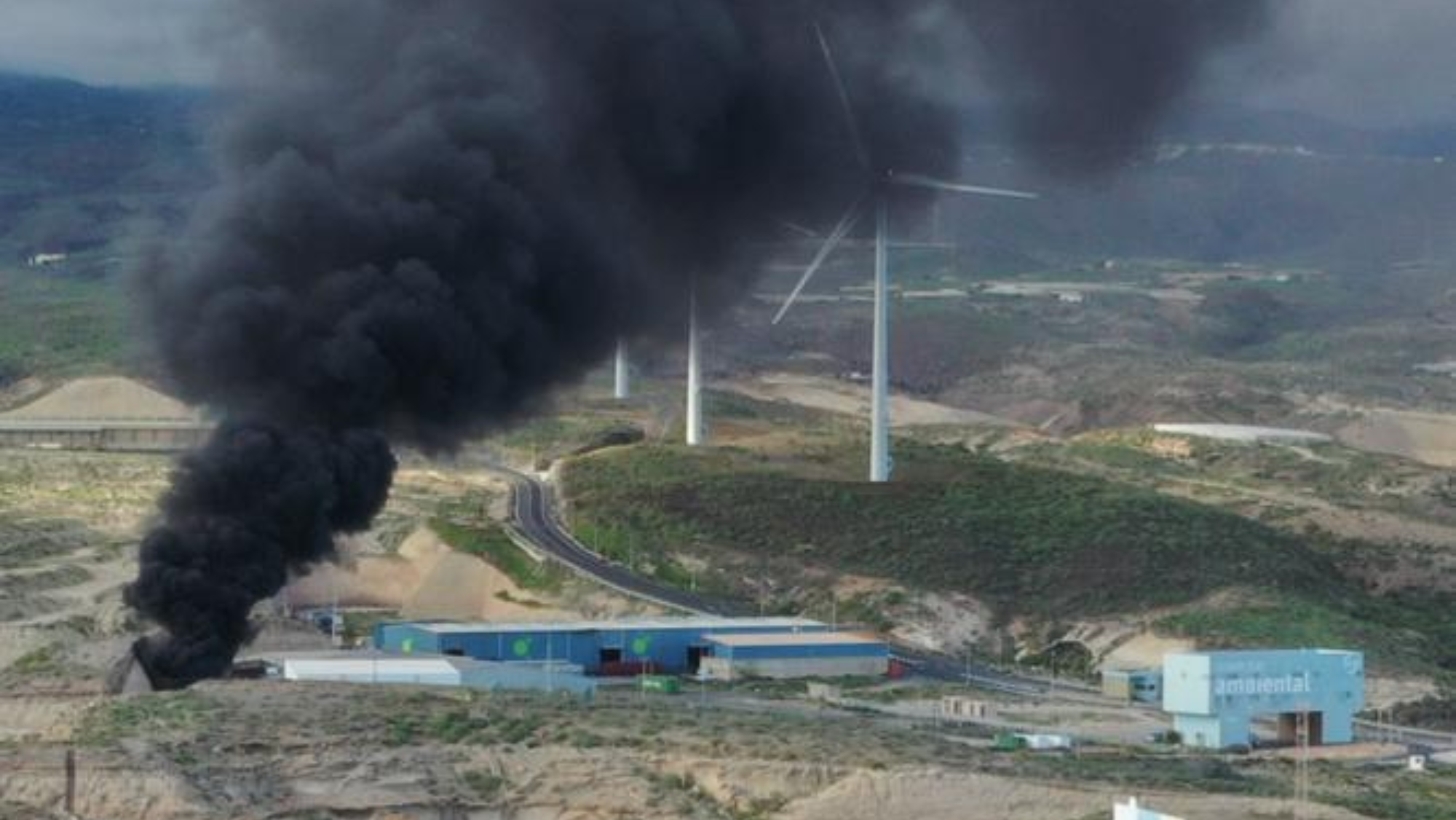 Columna de humo provocada por el fuego en el vertedero de Arico./ Redes