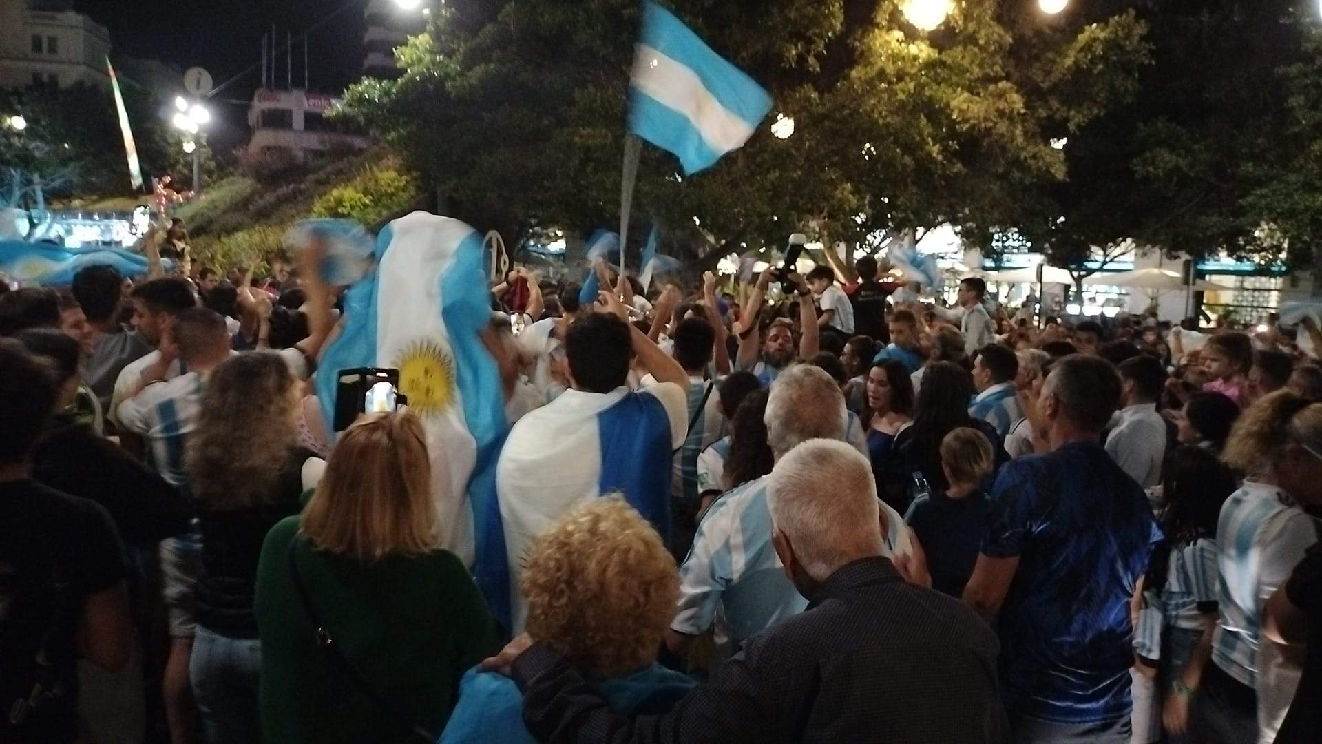 Aficionados argentinos celebran la victoria de Argentina en el Mundial en Santa Cruz de Tenerife./ Álvaro Oliver (AH)