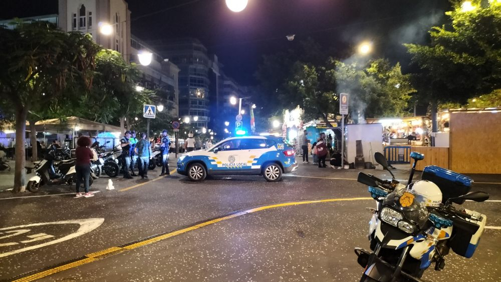 La Policía Local de Santa Cruz cortando los accesos a la plaza de España por la celebración de los argentinos./ Álvaro Oliver (AH) 