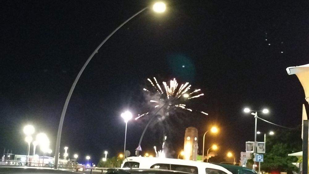 Aficionados argentinos tiran fuegos artificiales en Santa Cruz para celebrar la victoria de su selección./ Álvaro Oliver (AH)