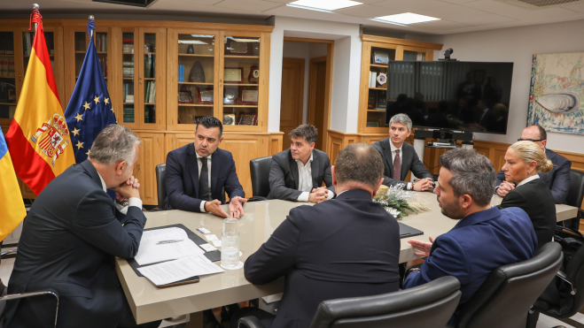 Ángel Víctor Torres yMehmet Kutman durante una reunión en la sede de Presidencia en Las Palmas de Gran Canaria./ Gobierno de Canarias Ángel Víctor Torres yMehmet Kutman durante una reunión en la sede de Presidencia en Las Palmas de Gran Canaria./ Gobierno de Canarias