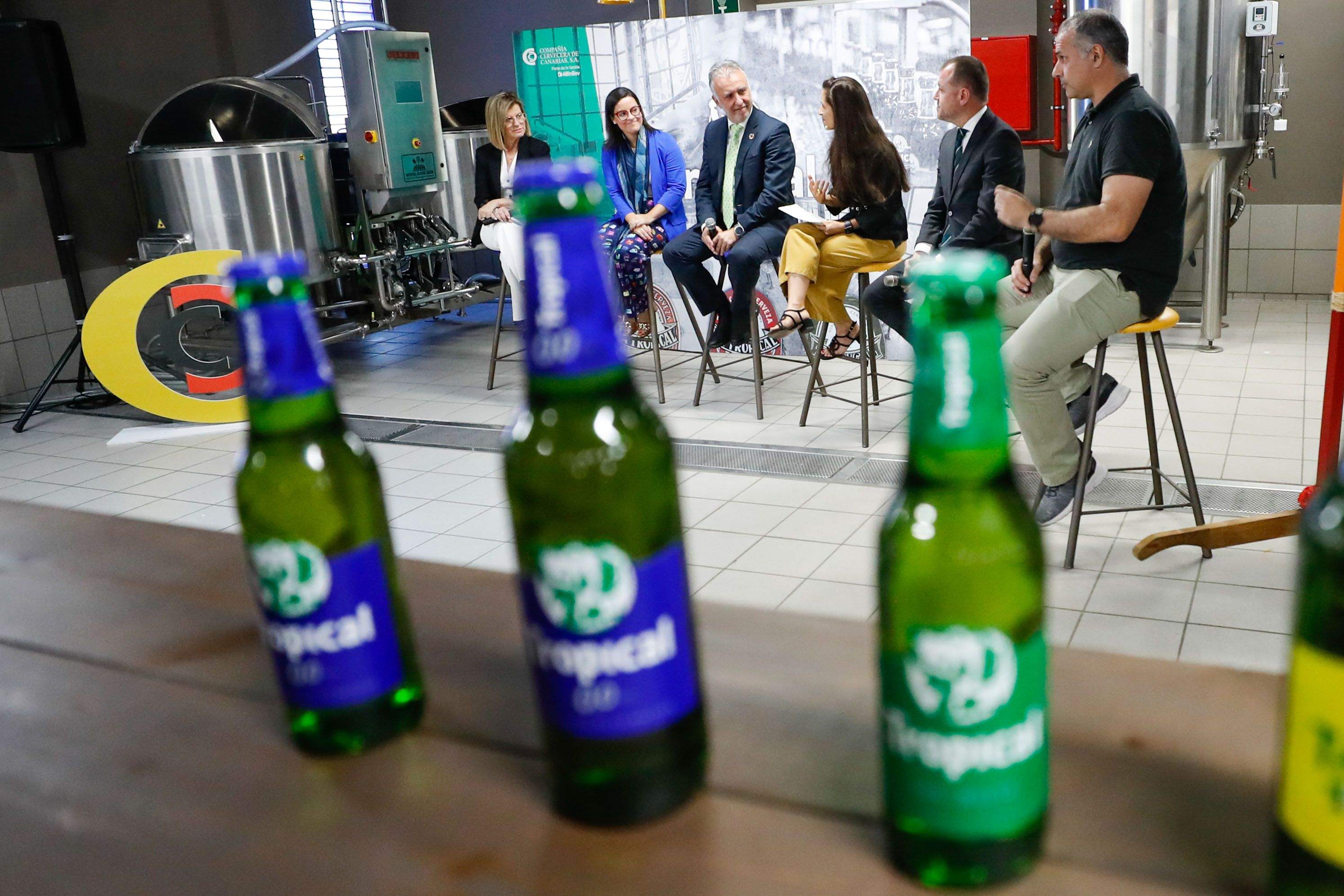 Inmaculada Medina, Yaiza Castilla, Ángel Víctor Torres, Naveen Mehra, Teodoro Sosa y José Antonio González, durante la rueda de prensa ofrecida hoy en la sede de Tropical. / Elvira Urquijo A. (EFE)