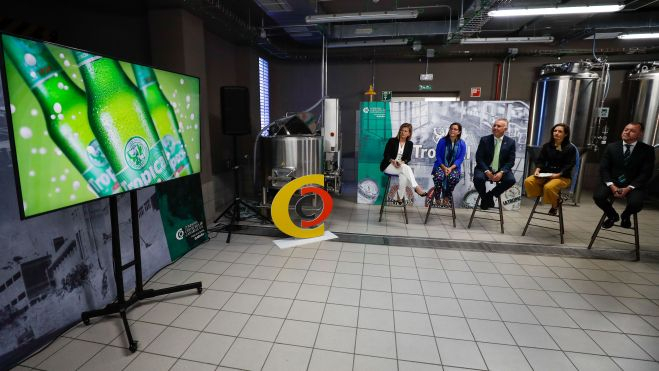 Momento de la presentación del proyecto de reforma de la fábrica de Tropical. / Elvira Urquijo A. (EFE) Momento de la presentación del proyecto de reforma de la fábrica de Tropical. / Elvira Urquijo A. (EFE)