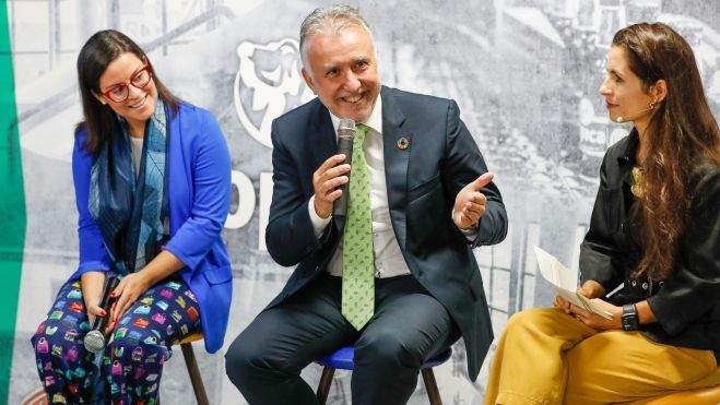 Yaiza Castilla, Ángel Víctor Torres y Naveen Mehra charlan durante la presentación del proyecto de transformación de las instalaciones de la fábrica de Tropical. / Elvira Urquijo A (EFE) Yaiza Castilla, Ángel Víctor Torres y Naveen Mehra charlan durante la presentación del proyecto de transformación de las instalaciones de la fábrica de Tropical. / Elvira Urquijo A (EFE)