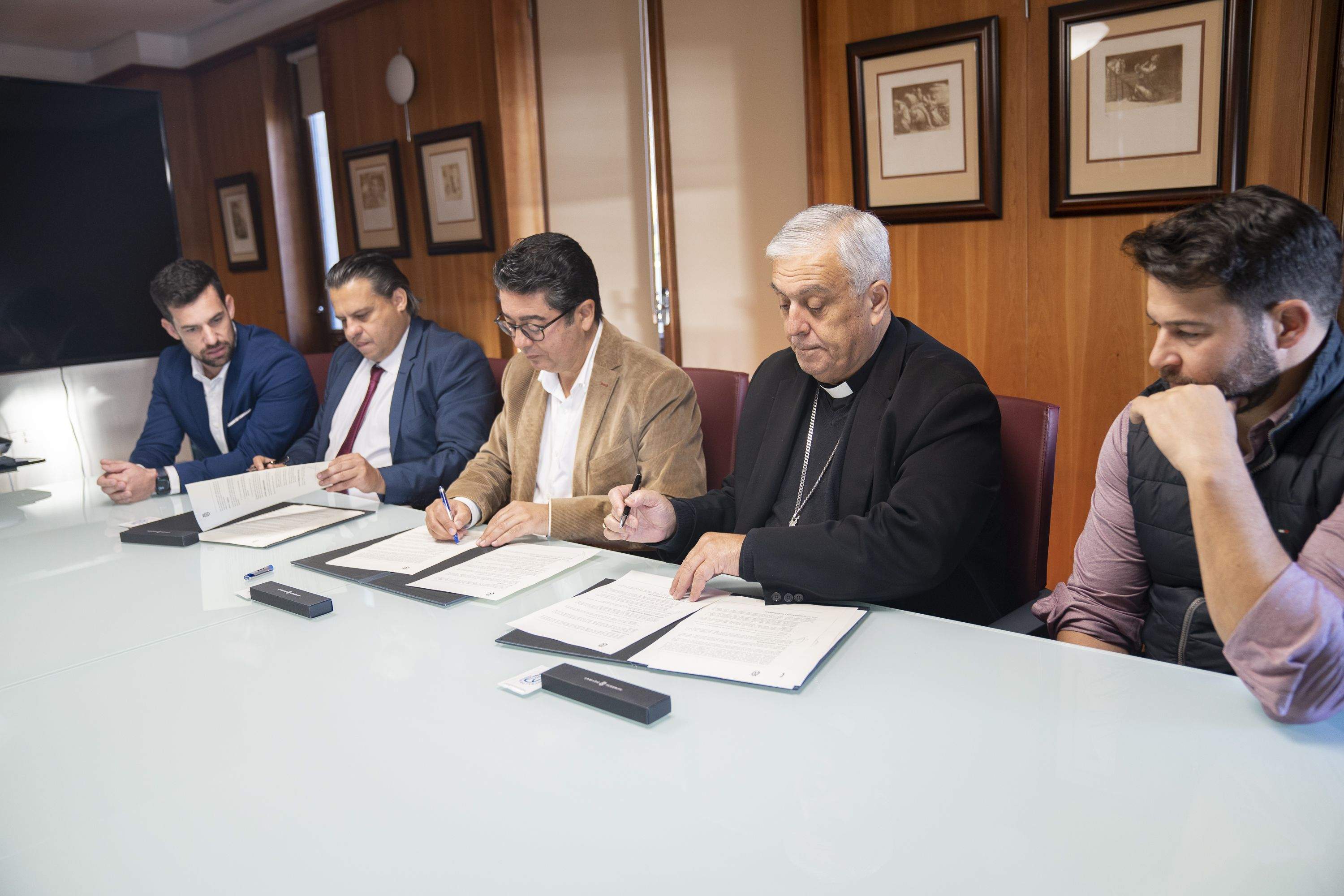 Firmando los papeles, de izquierda a derecha, Gustavo Pérez, alcalde de Güímar, Pedro Martín, presidente de Tenerife, y Bernardo Álvarez, Obispo de Tenerife./ Cedida