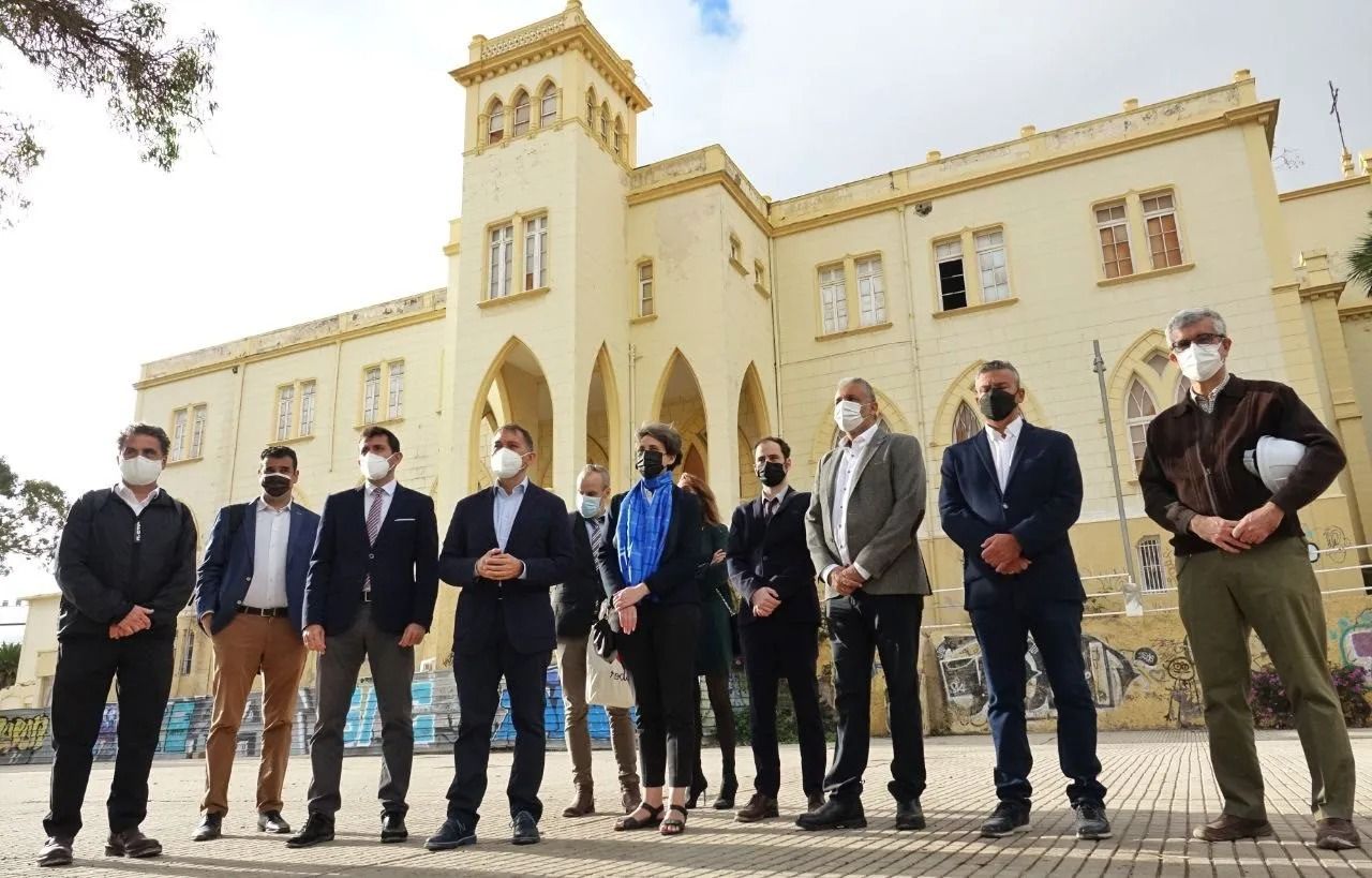 El alcalde de Santa Cruz de Tenerife, José Manuel Bermúdez (centro), con su equipo frente a lo que será el museo Rodin, en el parque cultural Viera y Clavijo./ Cedida