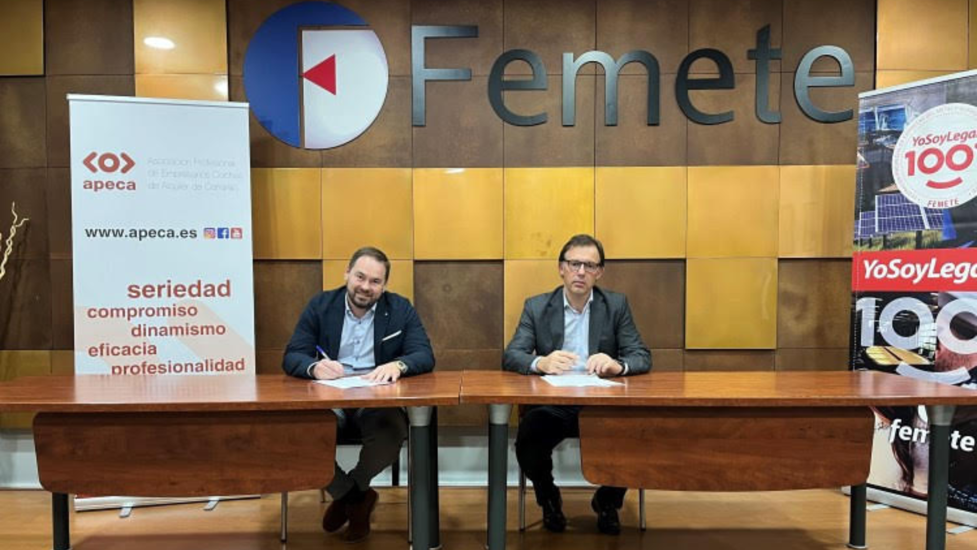 El presidente de Apeca y vicepresidente de Femete, Juan Antonio Jiménez (izquierda), junto al director de Marketing y Ventas de Endesa X Way, Manuel Muñoz./ Femete