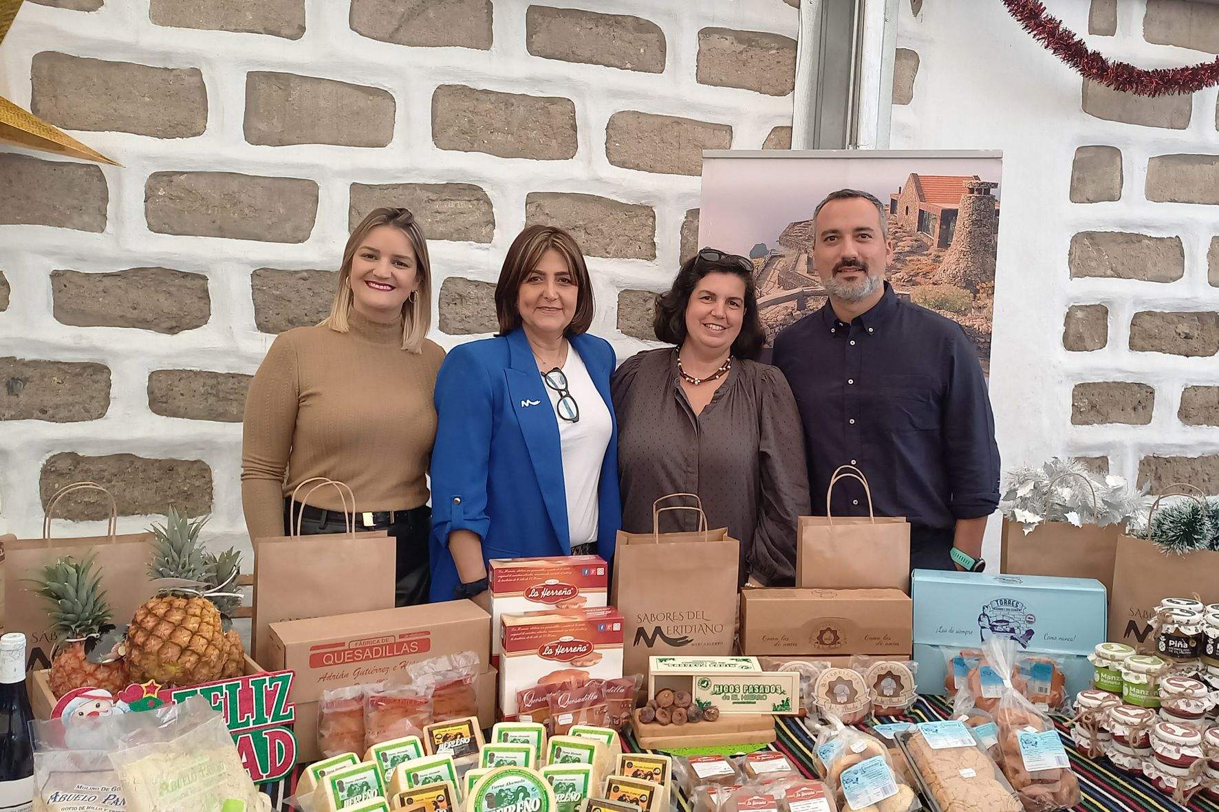 Cuatro de los 25 empresarios herreños en el mercadillo de Las Palmas./ Cedida