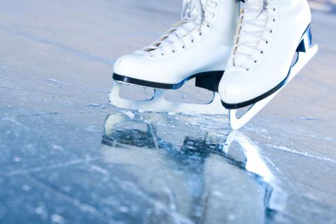 Patinaje en una pista de hielo./ Archivo