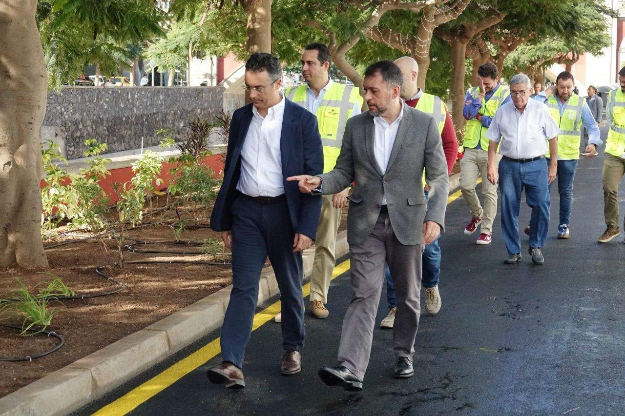 El alcalde de Santa Cruz, José Manuel Bermúdez (derecha) y el concejal de Servicios Públicos, Carlos Tarife (izquierda) en la calle Ni Fu Ni Fa./ Cedida