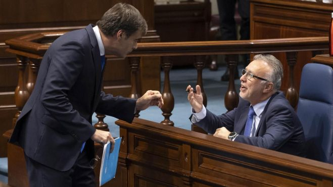El presidente de Canarias, Ángel Víctor Torres, (d), conversa con el diputado del grupo Popular Fernando Enseñat(i), al finalizar su intervención durante el debate del proyecto de ley de Presupuestos autonómicos para 2023./ EFE - Miguel Barreto El presidente de Canarias, Ángel Víctor Torres, (d), conversa con el diputado del grupo Popular Fernando Enseñat(i), al finalizar su intervención durante el debate del proyecto de ley de Presupuestos autonómicos para 2023./ EFE - Miguel Barreto