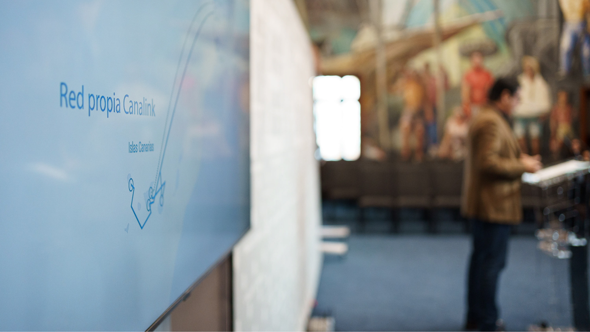 Presentación del nuevo proyecto de cables submarinos de Canalink en el Cabildo de Tenerife, con el presidente del cabildo, Pedro Martín, al fondo. / Ramón de la Rocha (EFE)