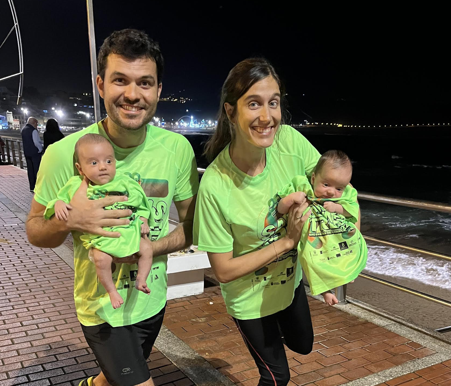 Miguel Carrasco y Loreto Felipe posan con Leo y Garoé días antes de participar en la San Silvestre LPGC 2022. / AH