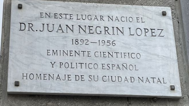 Placa que rinde tributo y recuerda a Juan Negrín en la fachada del Edificio Pagarani. / AH