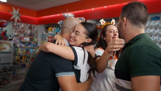 Propietarios y empleados de la gasolinera La Chasnera celebrando el premio. / EFE Ramón de la Rocha